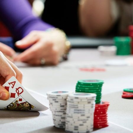 Cách Chơi Bài Poker: Chi Tiết Về Luật Và Cách Đánh Poker